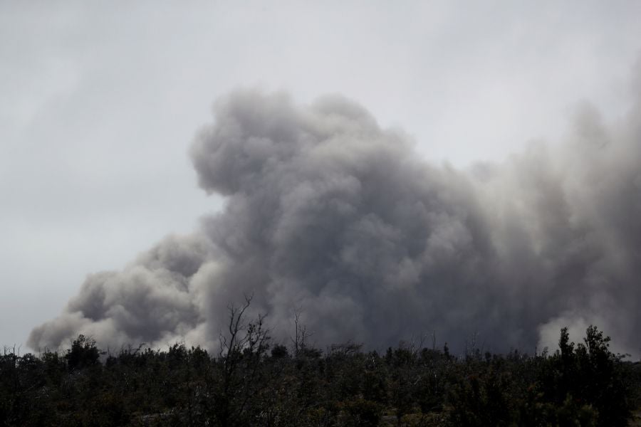 El flujo lento de uno de los ríos de lava del volcán Kilauea en Hawái acecha una planta eléctrica, llevando a las autoridades a tomar medidas para proteger la instalación y evitar una catástrofe.