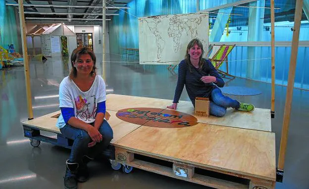 'El artefacto'. Lola Boluda y Dorleta Mikeo, en la estructura para la exposición móvil y colectiva que montarán en el Olatu Talka. 