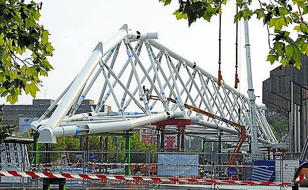 La estructura del fondo norte espera a ser izada. 