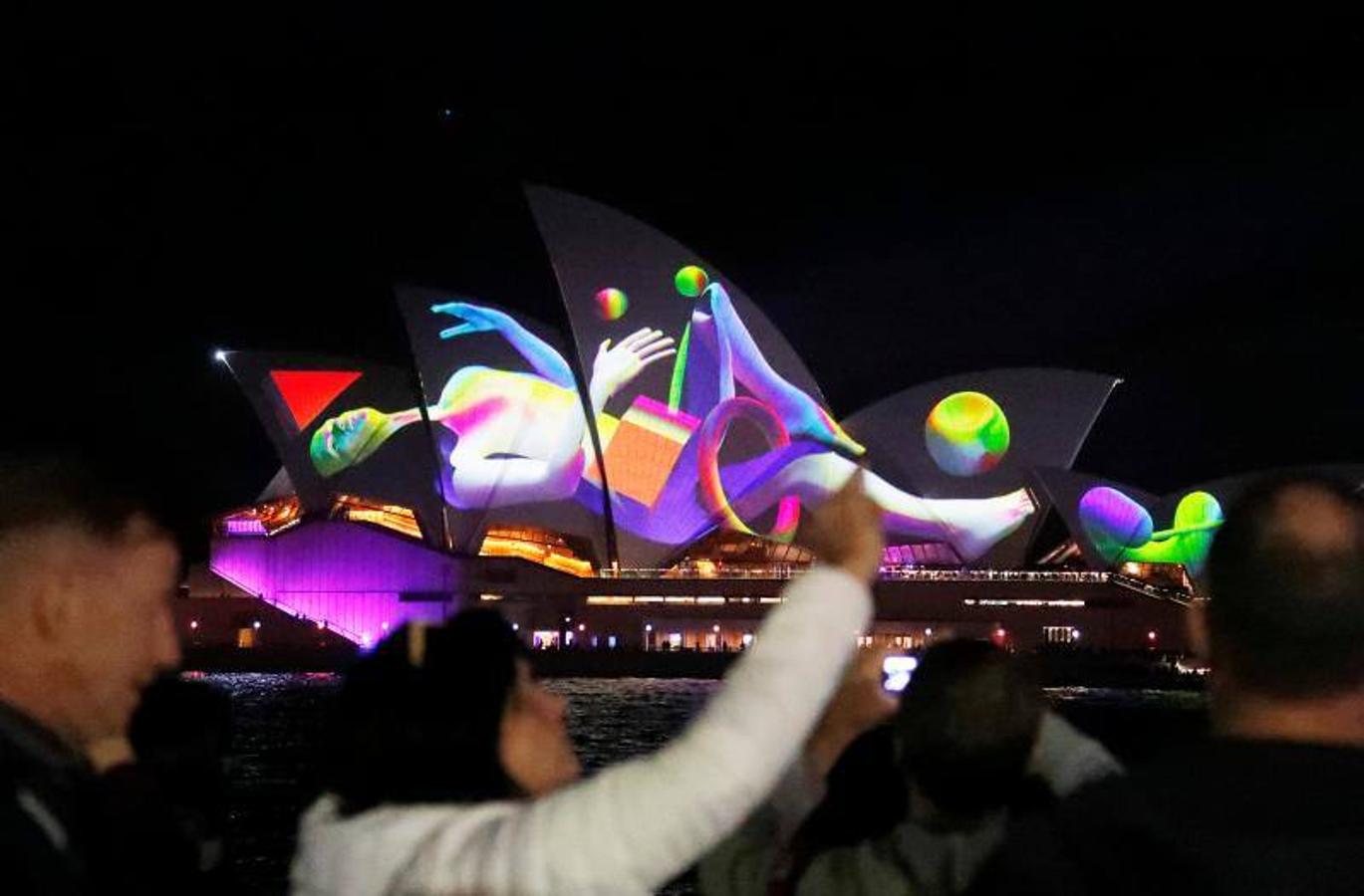 Proyecciones en las velas de la Ópera de Sydney durante el inicio oficial de Vivid Sydney, promovido como el festival de luz, música e ideas más grande del mundo, en Sydney, Australia.