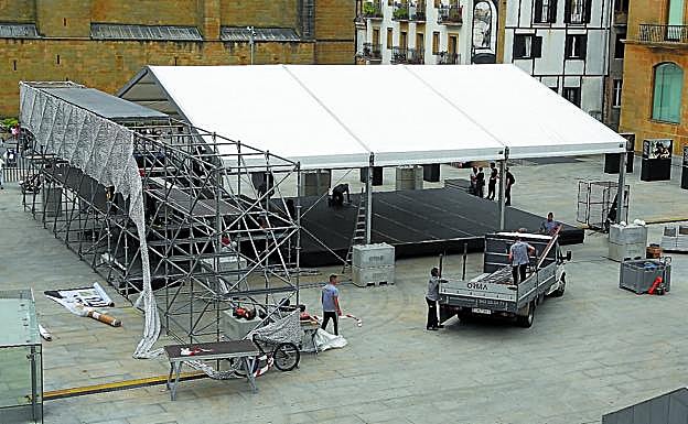 El escenario cubierto instalado ayer en la Plaza Zuloaga acogerá hoy el espectáculo inaugural del Olatu Talka.
