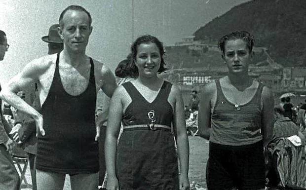 Una nada ofensiva familia de bañistas, en 1940. 