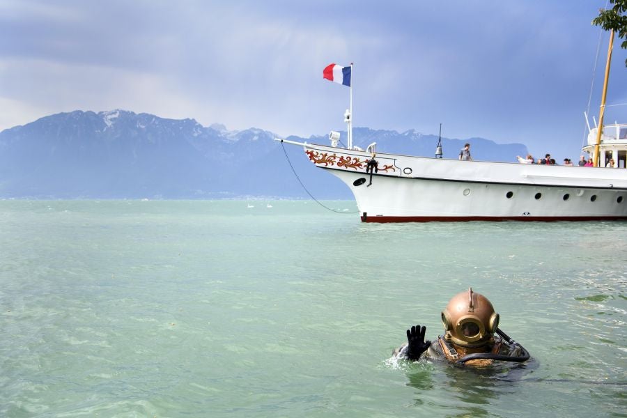 Imágenes tomadas durante la novena edición del evento de limpieza 'Net'Leman' , en Vevey, Suiza. El Net'Leman es un evento de un día en el que los voluntarios limpian el lago de Ginebra y sus costas. Este año la protagonista es una bicicleta cubierta de mejillones.
