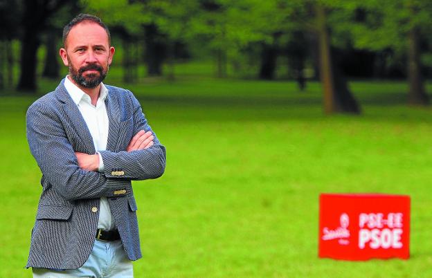 El teniente de diputado general de Gipuzkoa, el socialista Denis Itxaso, posa en el parque de Cristina Enea de San Sebastián.