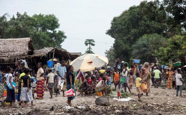 Varias personas compran en un mercado en República Democrática del Congo