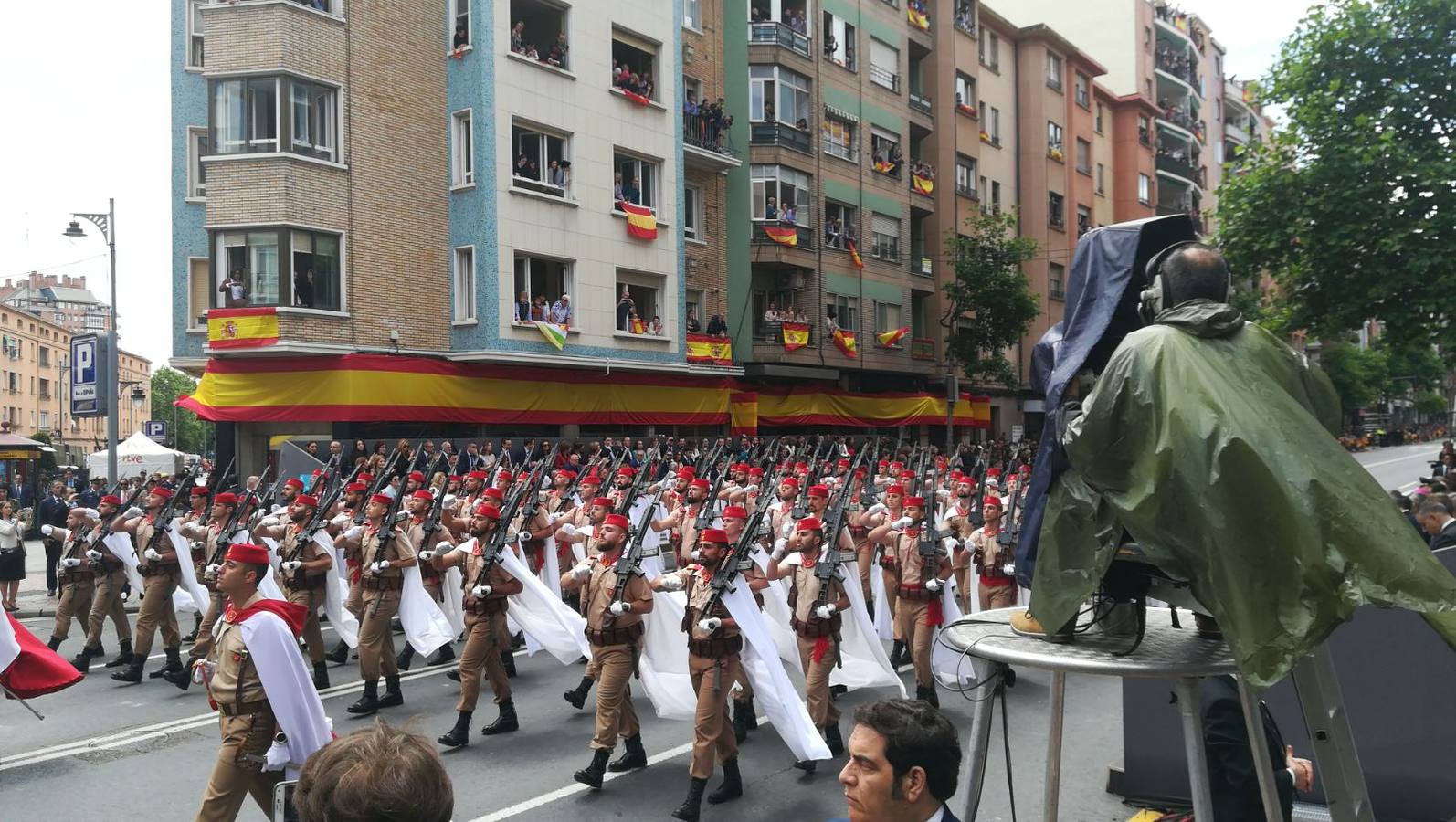 El Rey, vestido con uniforme del Ejército del Aire, ha recibido los honores de ordenanza y pasado revista a un batallón de honores de la Guardia Real