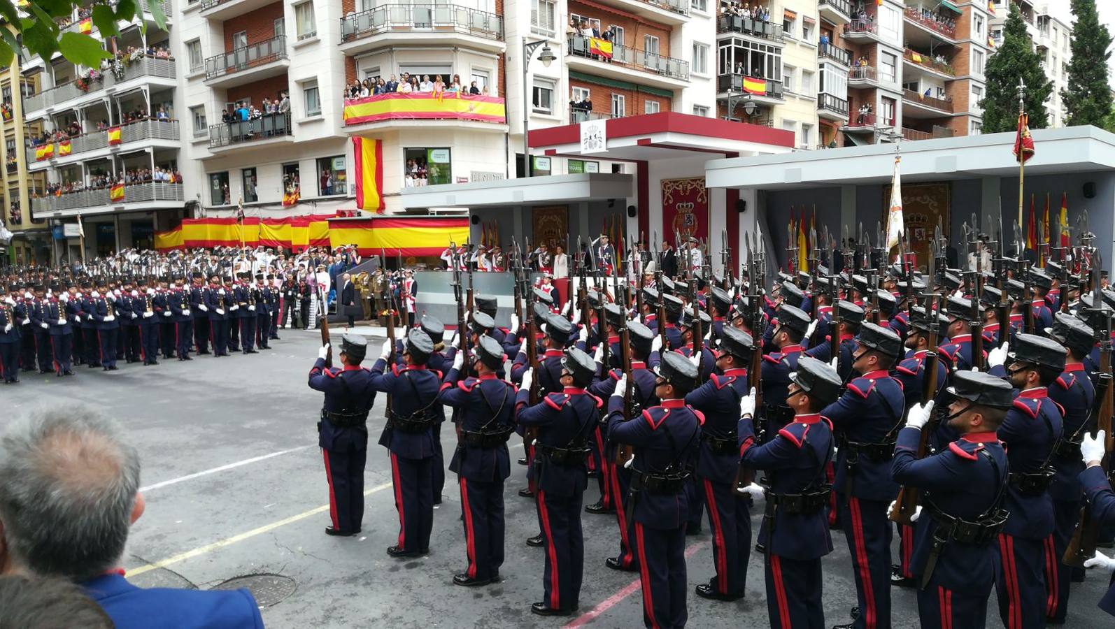 El Rey, vestido con uniforme del Ejército del Aire, ha recibido los honores de ordenanza y pasado revista a un batallón de honores de la Guardia Real