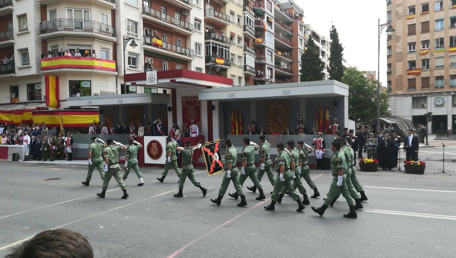 El Rey, vestido con uniforme del Ejército del Aire, ha recibido los honores de ordenanza y pasado revista a un batallón de honores de la Guardia Real