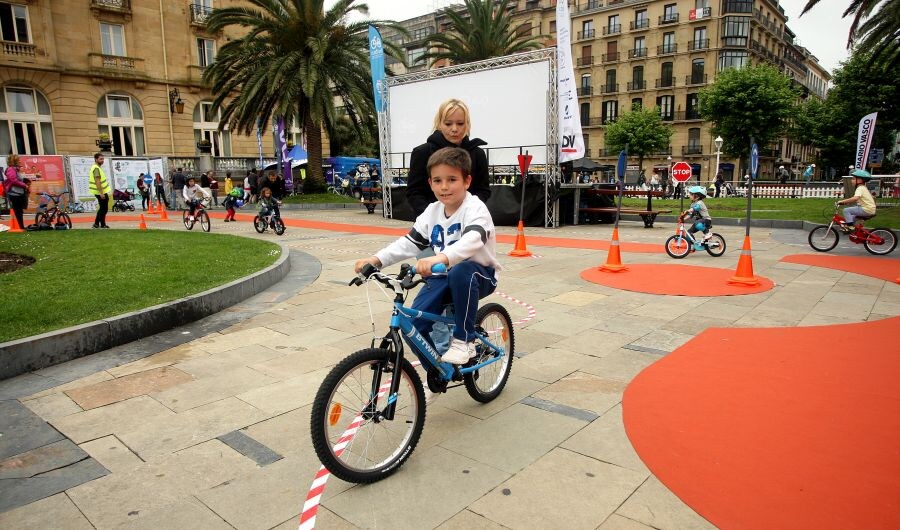 La plaza Okendo atrajo a multitud de personas para disfrutar del universo de la bicicleta creado por talleres, circuitos y otras propuestas innovadoras