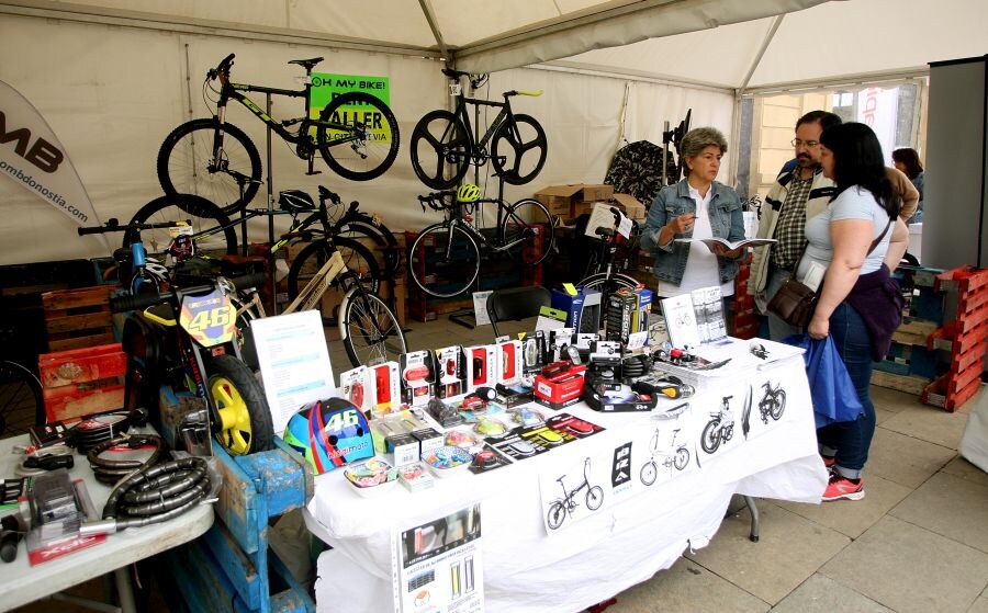 La plaza Okendo atrajo a multitud de personas para disfrutar del universo de la bicicleta creado por talleres, circuitos y otras propuestas innovadoras