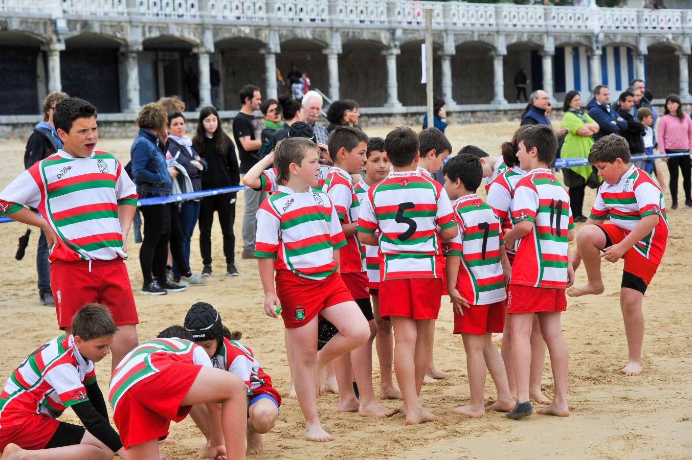 Este domingo se ha celebrado en la playa de la Concha el torneo infantil de rugby con 55 equipos y 630 jugadores.
