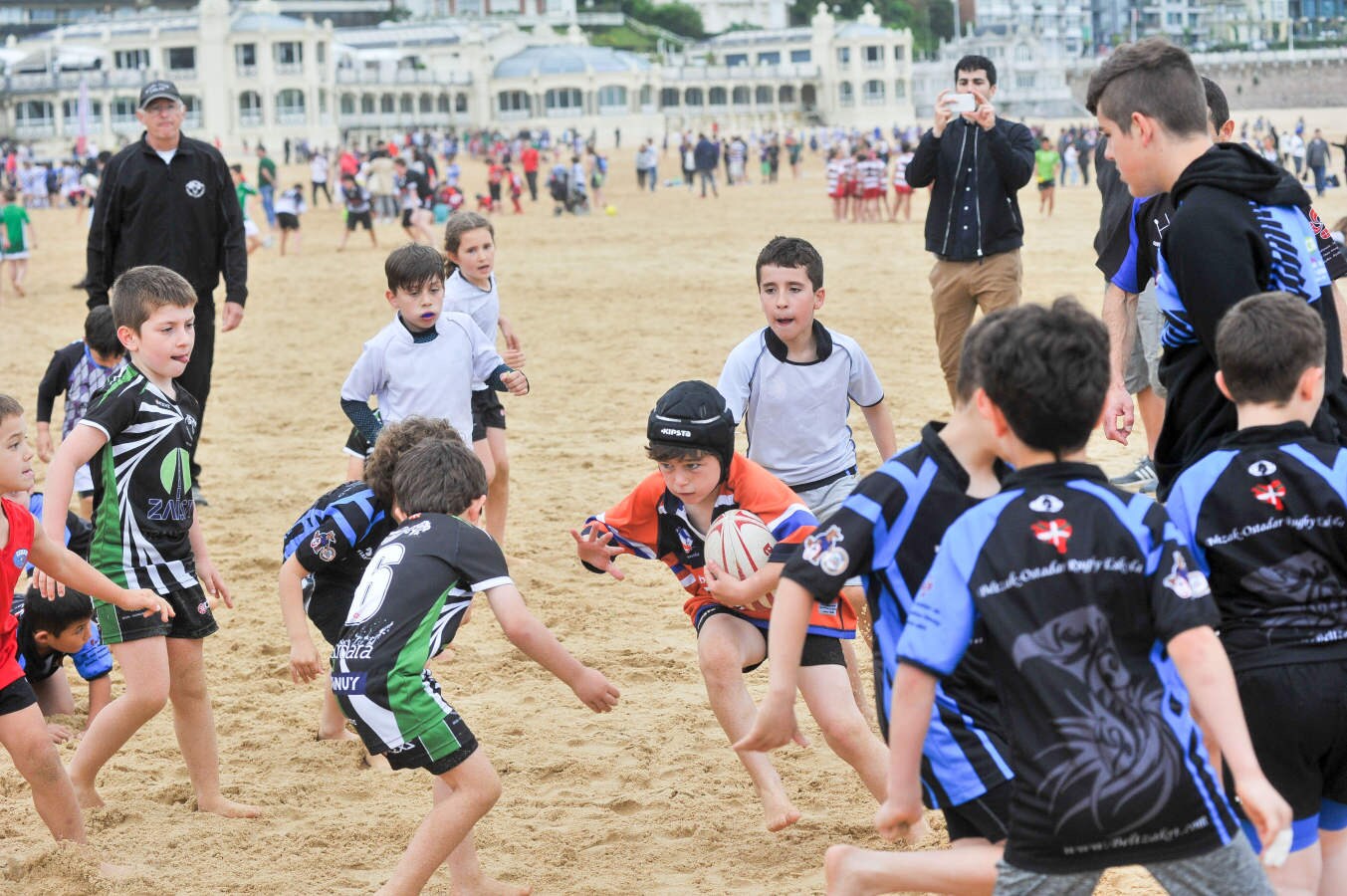 Este domingo se ha celebrado en la playa de la Concha el torneo infantil de rugby con 55 equipos y 630 jugadores.