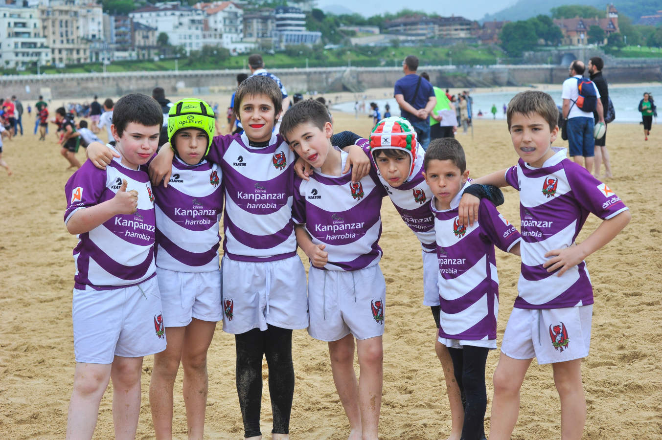 Este domingo se ha celebrado en la playa de la Concha el torneo infantil de rugby con 55 equipos y 630 jugadores.