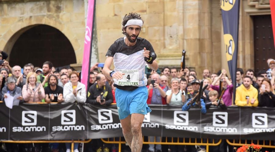 El joven suizo Rémi Bonnet (23 años) se ha impuesto en la categoría masculina de la Zegama-Aizkorri tras completar la prueba en 3:53:57.