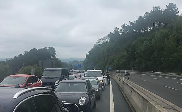 El tráfico permanece lento debido a la salida de la calzada. 