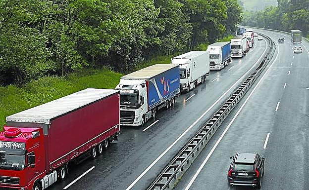 Atasco de camiones este lunes en la autopista, en sentido Francia, tras el accidente de un vehículo pesado en la rotonda de Behobia. 