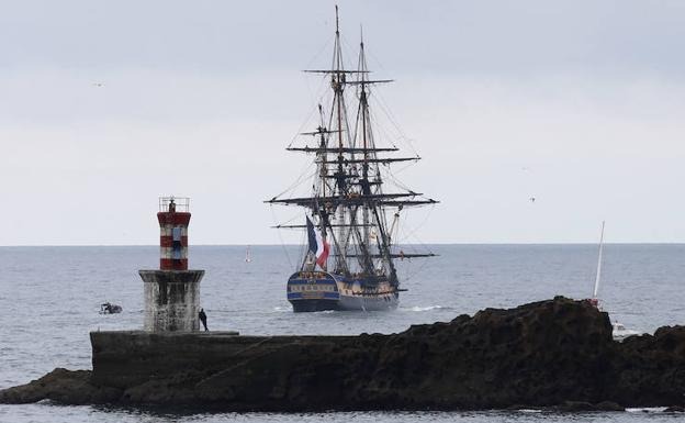 L'Hermione parte al ritmo del 'Txoria Txori'