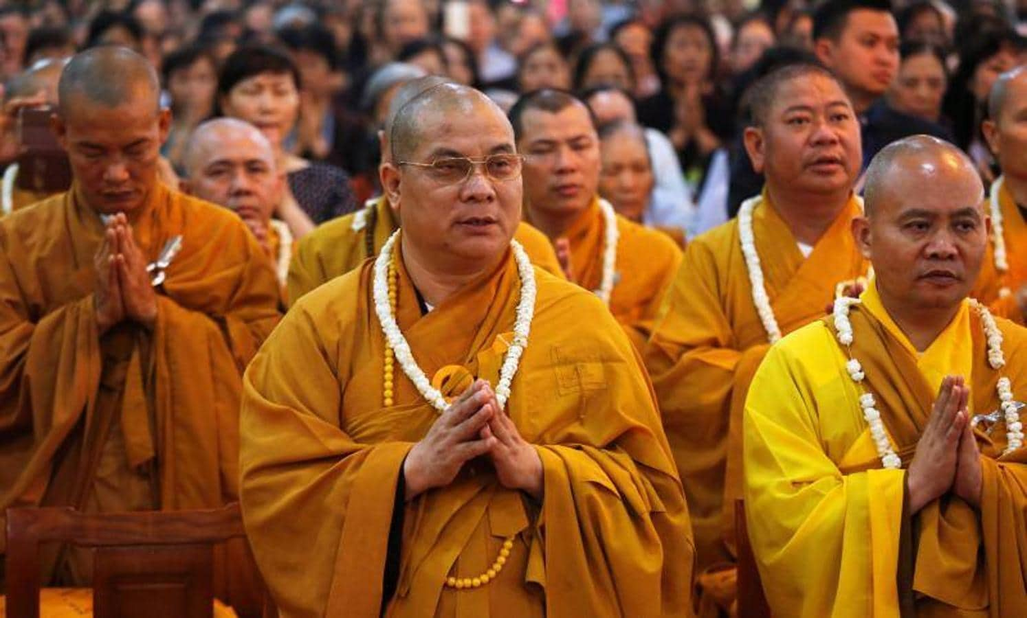 Los vietnamitas budistas vierten agua perfumada mientras bañan estatuas del niño Buda durante las celebraciones del 'VosakÊDay' que conmemora el nacimiento, la iluminación y el ingreso del Buda al Nirvana en la pagoda Quan Su, en Hanoi, Vietnam. 