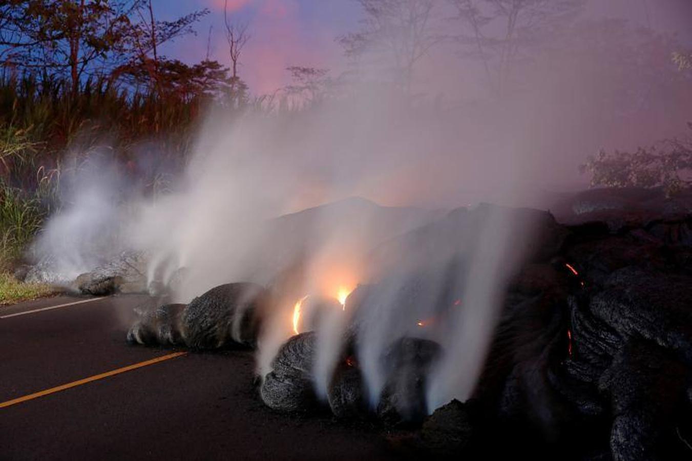 Los gases volcánicos se elevan desde el flujo de lava de Kilauea que cruzó Pohoiki Road cerca de la carretera 132, cerca de Pahoa, Hawaii, EE.UU. 