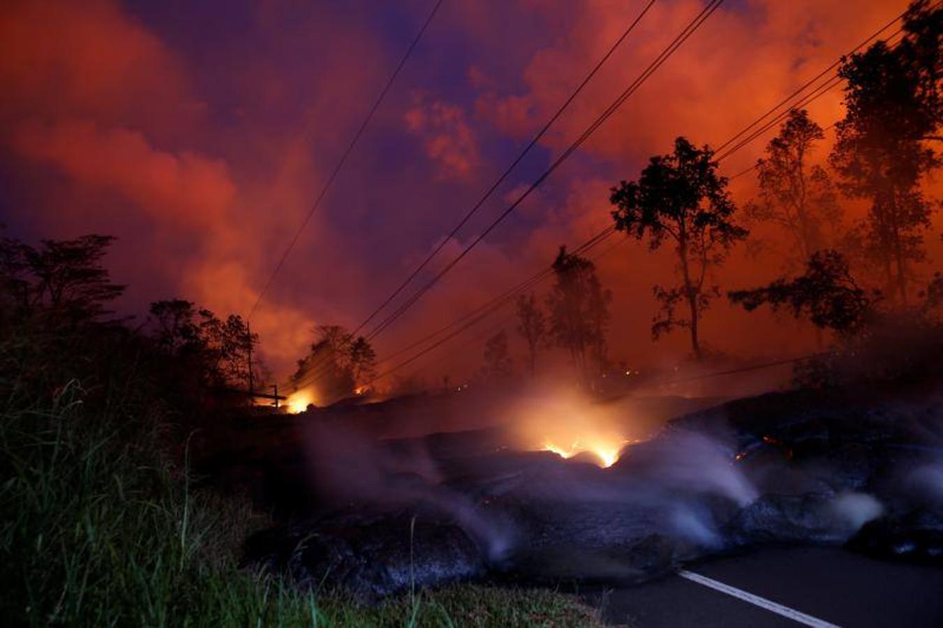 Los gases volcánicos se elevan desde el flujo de lava de Kilauea que cruzó Pohoiki Road cerca de la carretera 132, cerca de Pahoa, Hawaii, EE.UU. 