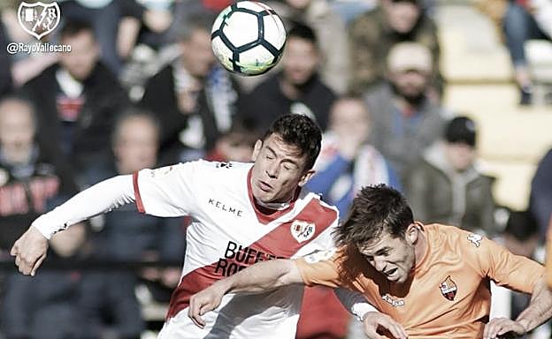Gorka Elustondo pelea por un balón con la camiseta del Rayo Vallecano.