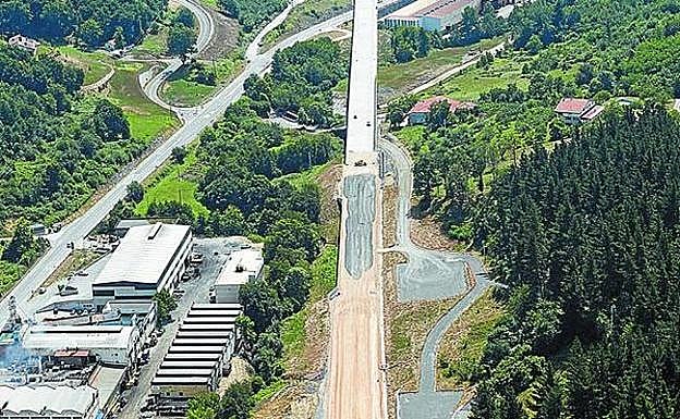 Vista aérea de la plataforma ferroviaria de alta velocidad en Ezkio, donde se construirá la estación. 
