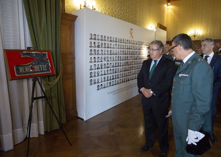 El ministro del Interior, Juan Ignacio Zoido, ha inaugurado este martes por la tarde en el Palacio de Miramar de San Sebastián la exposición itinerante 'La Guardia Civil frente al terrorismo: por la libertad y las víctimas', que estará abierta al público hasta este jueves.