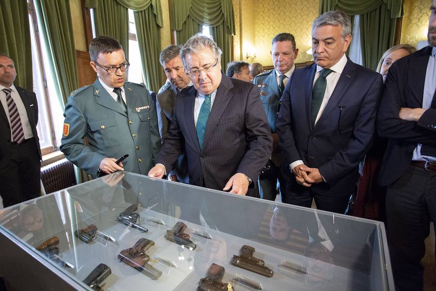 El ministro del Interior, Juan Ignacio Zoido, ha inaugurado este martes por la tarde en el Palacio de Miramar de San Sebastián la exposición itinerante 'La Guardia Civil frente al terrorismo: por la libertad y las víctimas', que estará abierta al público hasta este jueves.