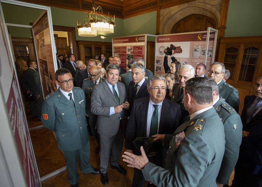 El ministro del Interior, Juan Ignacio Zoido, ha inaugurado este martes por la tarde en el Palacio de Miramar de San Sebastián la exposición itinerante 'La Guardia Civil frente al terrorismo: por la libertad y las víctimas', que estará abierta al público hasta este jueves.