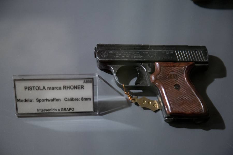 El ministro del Interior, Juan Ignacio Zoido, ha inaugurado este martes por la tarde en el Palacio de Miramar de San Sebastián la exposición itinerante 'La Guardia Civil frente al terrorismo: por la libertad y las víctimas', que estará abierta al público hasta este jueves.