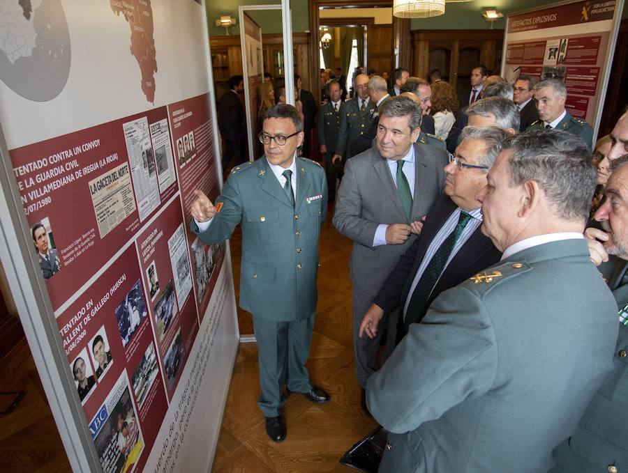 El ministro del Interior, Juan Ignacio Zoido, ha inaugurado este martes por la tarde en el Palacio de Miramar de San Sebastián la exposición itinerante 'La Guardia Civil frente al terrorismo: por la libertad y las víctimas', que estará abierta al público hasta este jueves.