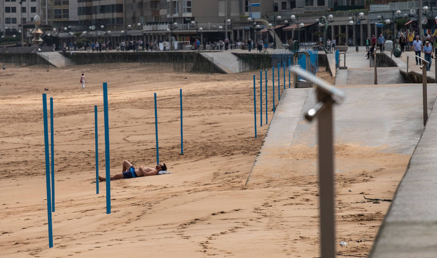 Las playas calientan motores. En tres días, la temporada de verano echa andar. Al menos en Donostia y Zarautz. El sábado lo hará en Orio y en los restantes arenales guipuzcoanos la actividad no empezará hasta el día 15 ó 16. Y desde ahí, hasta septiembre sin parar, Las playas abren una nueva campaña pero el verano todavía tardará en llegar. Los pronósticos para los primeros días de la temporada no son precisamente muy favorables.