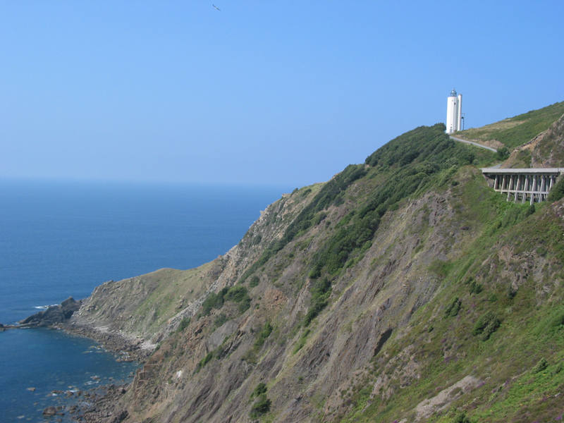 Ubicado en un importante enclave defensivo, este faro solitario y altivo guarda, colgado sobre los acantilados de cabo Billano, la entrada a la antaño estratégica bahía de Plentzia