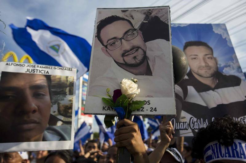 Manifestantes participan en una marcha nacional en honor a las madres de los jóvenes caídos en las pasadas manifestaciones, durante el día número 43 de protestas en contra del gobierno de Daniel Ortega, en Managua (Nicaragua). El ataque armado por parte de policías y fuerzas «parapoliciales» oficialistas a una marcha pacífica en Nicaragua fue calificada de «masacre», «locura» o hecho «insólito» por reconocidas personalidades nicaragüenses