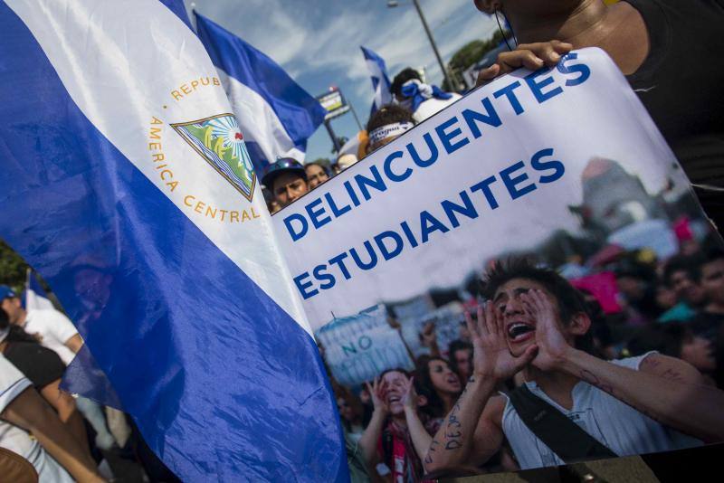 Manifestantes participan en una marcha nacional en honor a las madres de los jóvenes caídos en las pasadas manifestaciones, durante el día número 43 de protestas en contra del gobierno de Daniel Ortega, en Managua (Nicaragua). El ataque armado por parte de policías y fuerzas «parapoliciales» oficialistas a una marcha pacífica en Nicaragua fue calificada de «masacre», «locura» o hecho «insólito» por reconocidas personalidades nicaragüenses