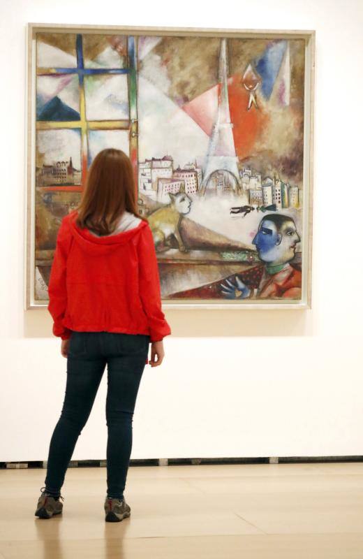 Una mujer observa la obra «homenaje a Apollinaire» durante la presentación de la exposición «Chagall. Los años decisivos, 1911-1919» organizada con el Kunstmuseum Basel sobre el pintor judío de origen ruso que residió en Francia, en el Museo Guggenheim de Bilbao. EFE/Luis Tejido