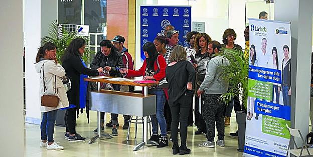Desde primera hora. A lo largo de la jornada de ayer cerca de 500 personas se acercaron a la Semana del Empleo. 