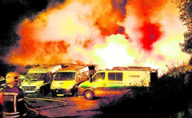 Imagen del incendio provocado el 12 de mayo que calcinó treinta ambulancias y dañó otras cinco. 