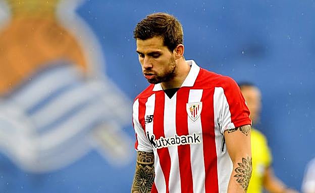 Iñigo Martínez realiza un gesto de contrariedad durante el último derbi entre la Real y el Athletic disputado en Anoeta. 