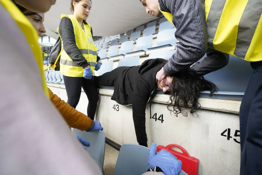 Más de 150 profesionales han participado este jueves en un ejercicio práctico de emergencias en Illunbe. Se ha simulado una explosión en el interior de la plaza de toros con una avalancha posterior en la que se han visto implicados un centenar de espectadores.