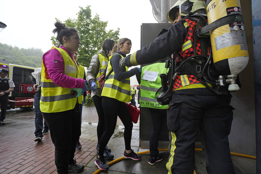 Más de 150 profesionales han participado este jueves en un ejercicio práctico de emergencias en Illunbe. Se ha simulado una explosión en el interior de la plaza de toros con una avalancha posterior en la que se han visto implicados un centenar de espectadores.