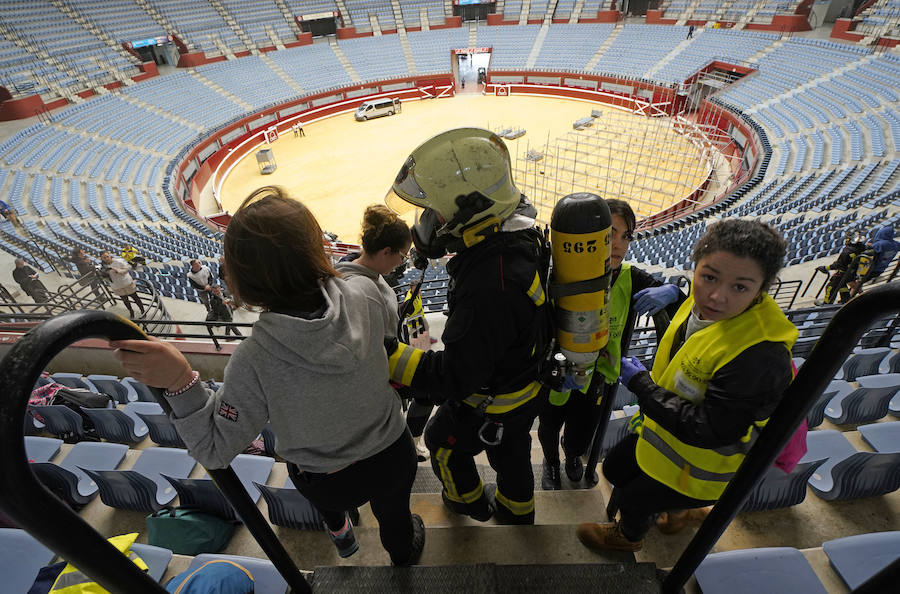 Más de 150 profesionales han participado este jueves en un ejercicio práctico de emergencias en Illunbe. Se ha simulado una explosión en el interior de la plaza de toros con una avalancha posterior en la que se han visto implicados un centenar de espectadores.