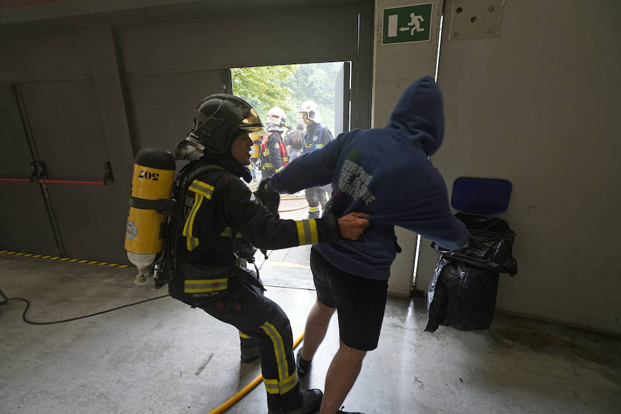 Más de 150 profesionales han participado este jueves en un ejercicio práctico de emergencias en Illunbe. Se ha simulado una explosión en el interior de la plaza de toros con una avalancha posterior en la que se han visto implicados un centenar de espectadores.