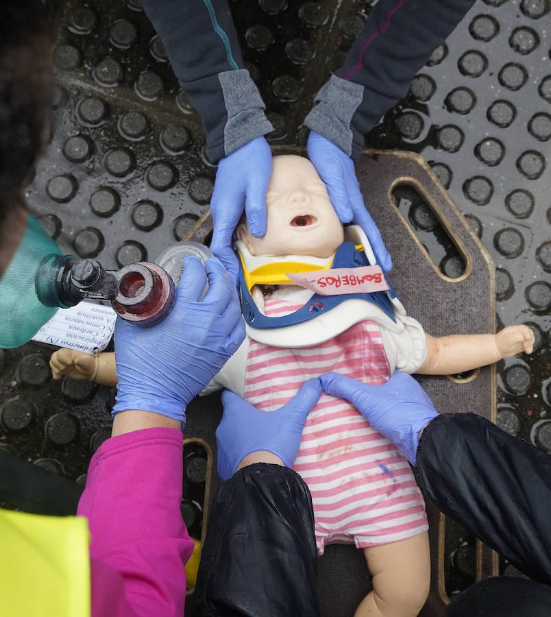 Más de 150 profesionales han participado este jueves en un ejercicio práctico de emergencias en Illunbe. Se ha simulado una explosión en el interior de la plaza de toros con una avalancha posterior en la que se han visto implicados un centenar de espectadores.