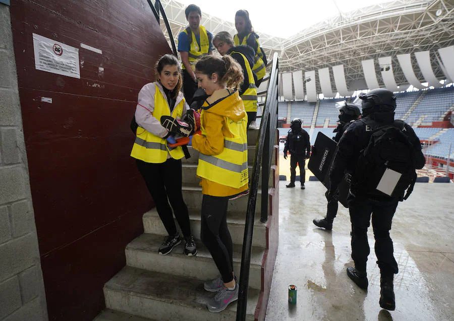 Más de 150 profesionales han participado este jueves en un ejercicio práctico de emergencias en Illunbe. Se ha simulado una explosión en el interior de la plaza de toros con una avalancha posterior en la que se han visto implicados un centenar de espectadores.