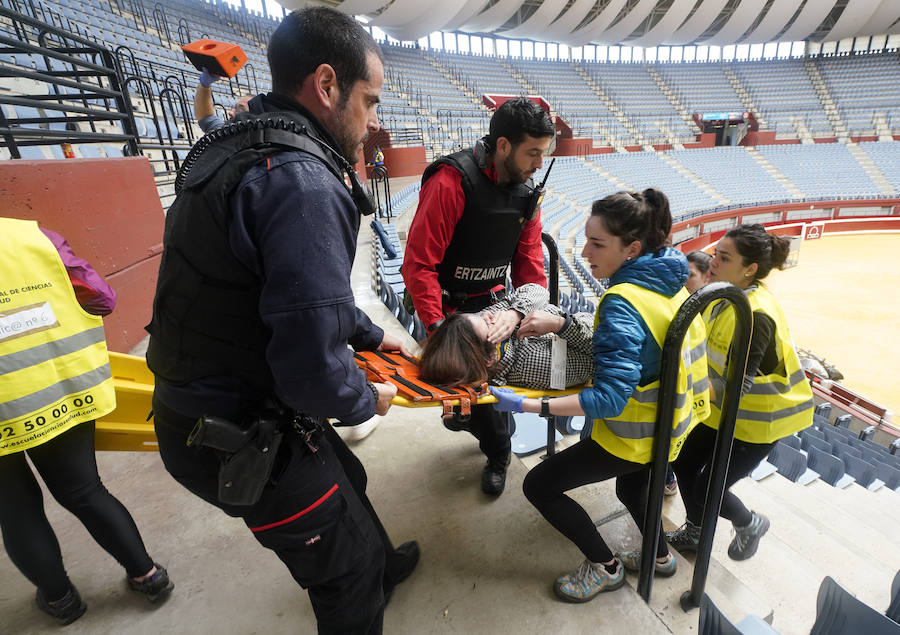 Más de 150 profesionales han participado este jueves en un ejercicio práctico de emergencias en Illunbe. Se ha simulado una explosión en el interior de la plaza de toros con una avalancha posterior en la que se han visto implicados un centenar de espectadores.