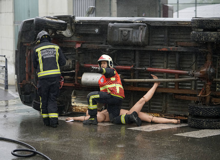 Más de 150 profesionales han participado este jueves en un ejercicio práctico de emergencias en Illunbe. Se ha simulado una explosión en el interior de la plaza de toros con una avalancha posterior en la que se han visto implicados un centenar de espectadores.