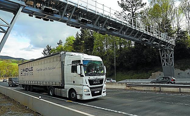 Un camión atraviesa el arco de Andoain que cobra un trayecto interno de 2,2 kilómetros en la N-1.