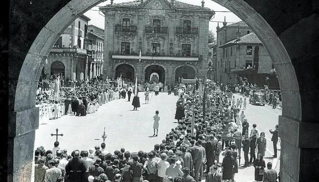 La procesión del Corpus en la plaza de Oñati, en el año 1965. 