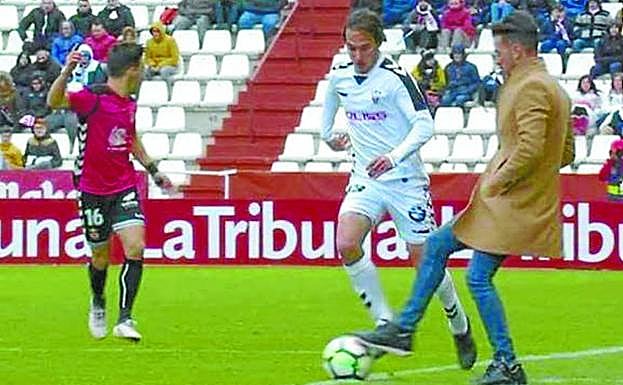 Cortó el avance de un rival. Fue expulsado en marzo y sancionado con cuatro encuentros.